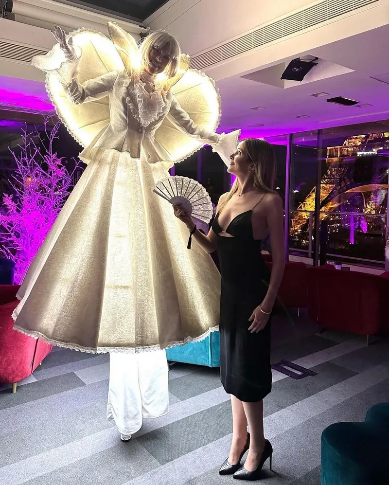 Echassiers lumineux salon du mariage Blancs animation spectacle parade déambulation noël fêtes  mariage évènementiel corporate réveillon nouvel an salon anniversaire fete festival cocktail accueil soirée dansante festival mariage anniversaire réveillon nouvel an saint valentin carnaval paris bordeaux nantes lyon nice monaco toulouse lille chartres orléans