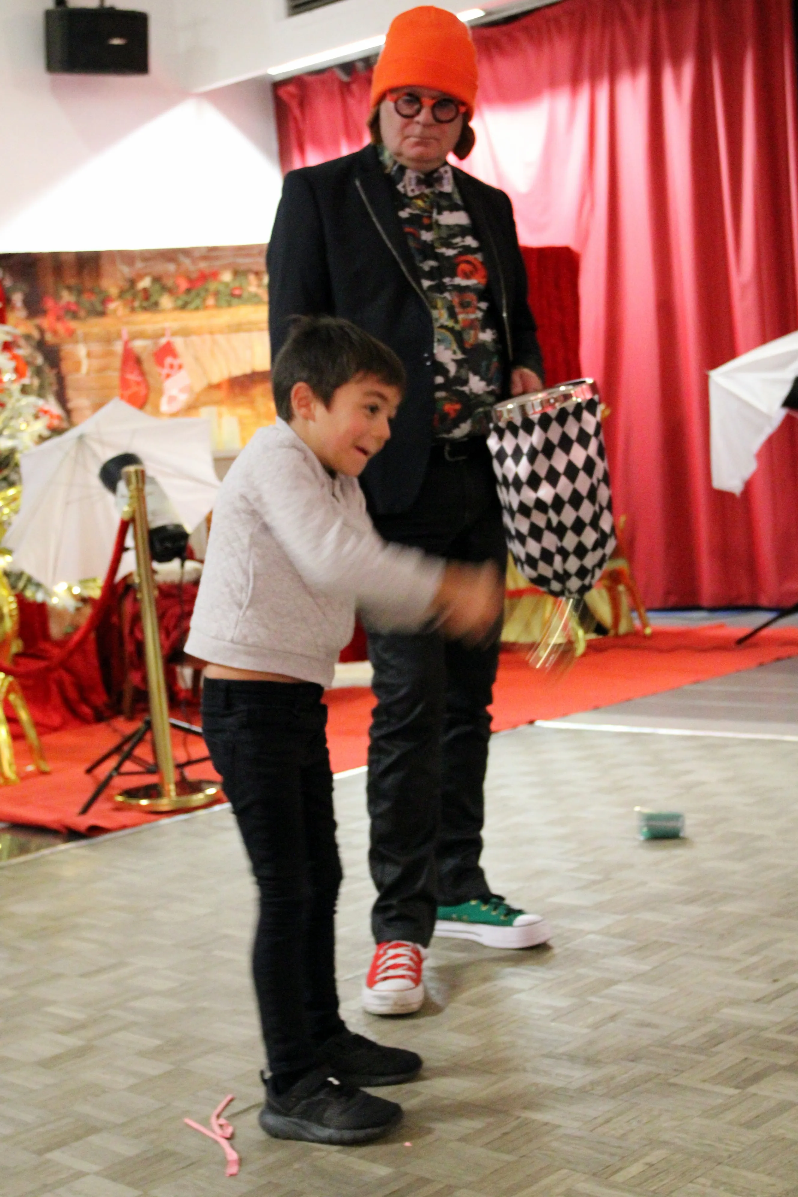 Spectacle de magie pour l'arbre de Noël 2023 ( Saint Cyprien  Dordogne ) La cloche magique ! 