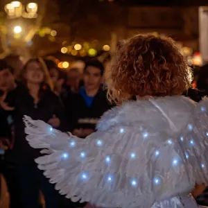 Spectacle de chant pour enfant et famille spectacle de rue avec Lydia Moreno (photo Olivier Carillo) à Ales dans le Gard lors de la parade de Noël