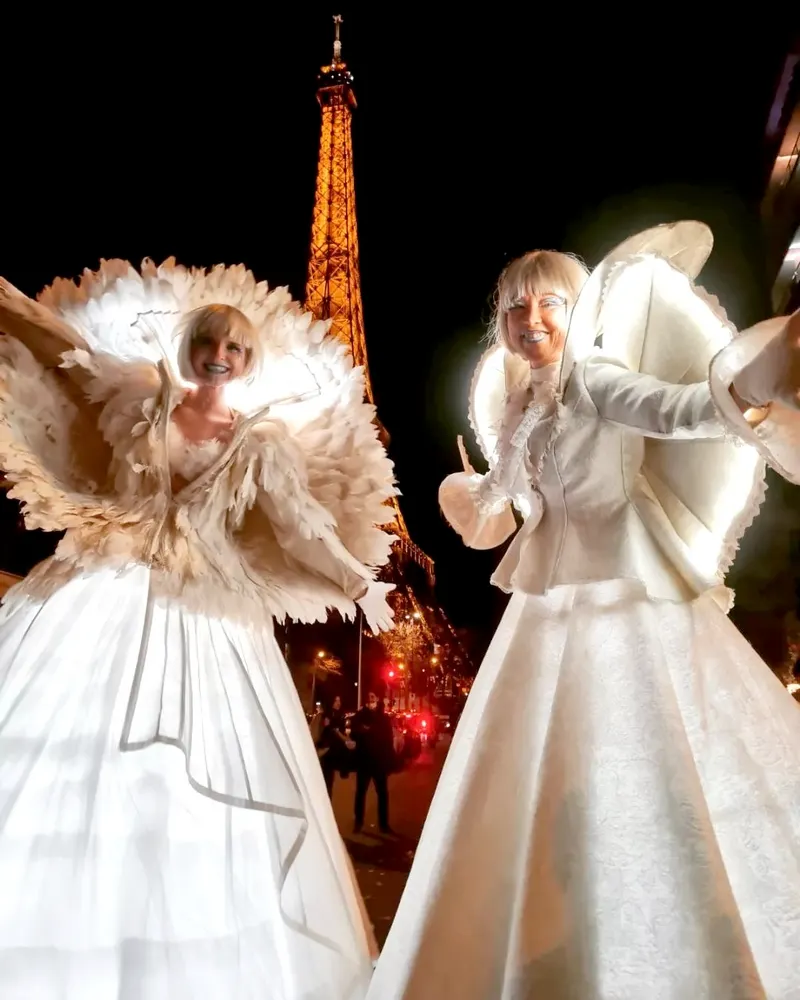 Echassiers lumineux Blancs tour eiffel réveillon nouvel an animation spectacle parade déambulation noël fêtes  mariage évènementiel corporate réveillon nouvel an salon anniversaire fete festival cocktail accueil soirée dansante festival mariage anniversaire réveillon nouvel an saint valentin carnaval paris bordeaux nantes lyon nice monaco toulouse lille chartres orléans