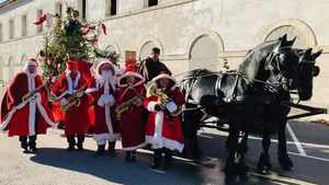 AIRS DE NOEL, en formule sur chars avec les magnifiques chevaux Frisons... et le Père Noël bien sûr !