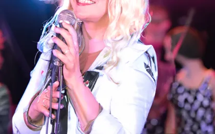 Photo de Lydia Moreno chanteuse - animation musicale - revue cabaret Gard