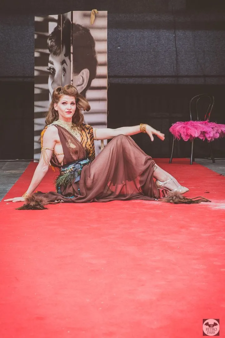 Show Tiger effeuillage Dita Von Divine