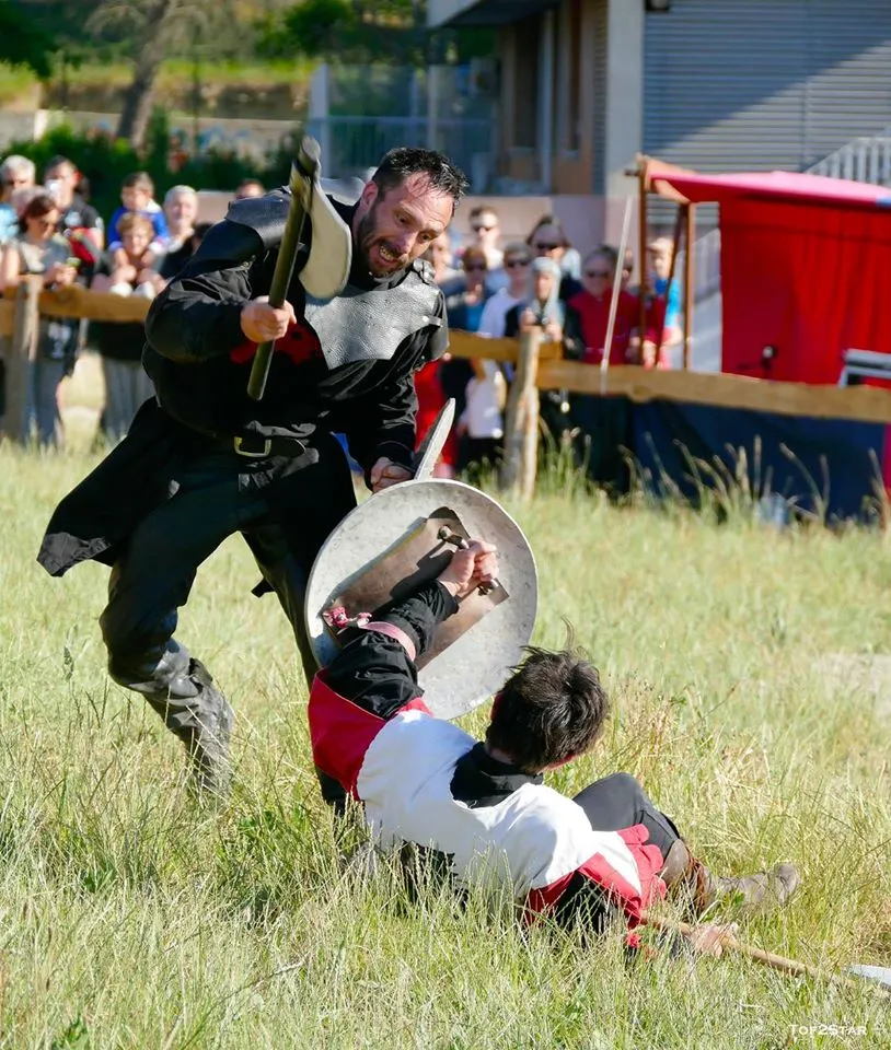 Chevalerie / Combat au sol / Cascade / Hache d'armes // Fête médiévale // La-Penne-sur-Huveaune (Bouches-du-Rhône, 13)