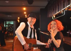 Soirée concert pop rock avec le groupe Mikado au chant Lydia Moreno et à la guitare Abdel Krouni un duo acoustique pour des soirées concerts dans les bars ambiance intimiste ou dynamique dans le Gard Alès Nimes et dans l’Hérault montpellier