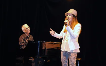 Photo de RENATA - Chanson  française (groupe dijonnais "Confidences")
