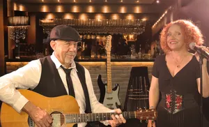 Soirée pop rock dans un bar dans le Gard avec le duo Mikado acoustique live avec Lydia Moreno au chant et Abdel Krouni à la guitare 