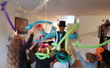 Photo de Clown magicien Annecy anniversaires enfants Geneve Lausanne Père Noël