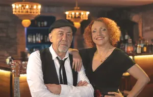 Lydia Moreno chanteuse et Abdel Krouni du duo Mikado Pop rock acoustique guitare Voix lors d'une soirée ambiance lounge dans un bar chic dans le Gard Ales Nimes