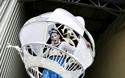 Photo de Animation de rue, échassier : Miss Flo Lyon
