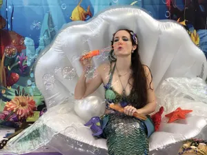 Une sirène pour des anniversaires avec décors et accessoires.