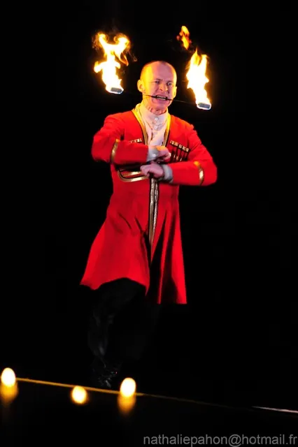 Le danseur Sacha présent l'attraction des couteaux et sabres géorgiens avec le feu)
