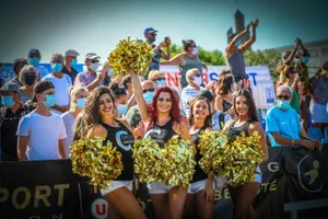 Lolipop animation sport danseuses cheerleaders pompom girls triathlon ironman show festif événement 