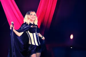 Spectacle cabaret tribute Madonna avec Lydia Moreno chanteuse dans le Gard