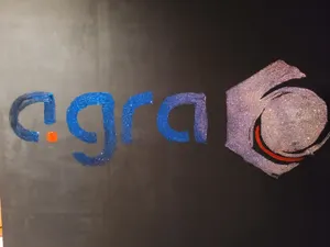  Glitter Painting, technique révolutionnaire de lancé de paillettes - LOGO AGRA en glitter painting - Marseille - Octobre 2021