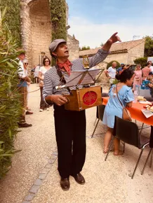 Francis "Faut qu'ça tourne" Orgue de barbarie/Atelier cirque - Avignon