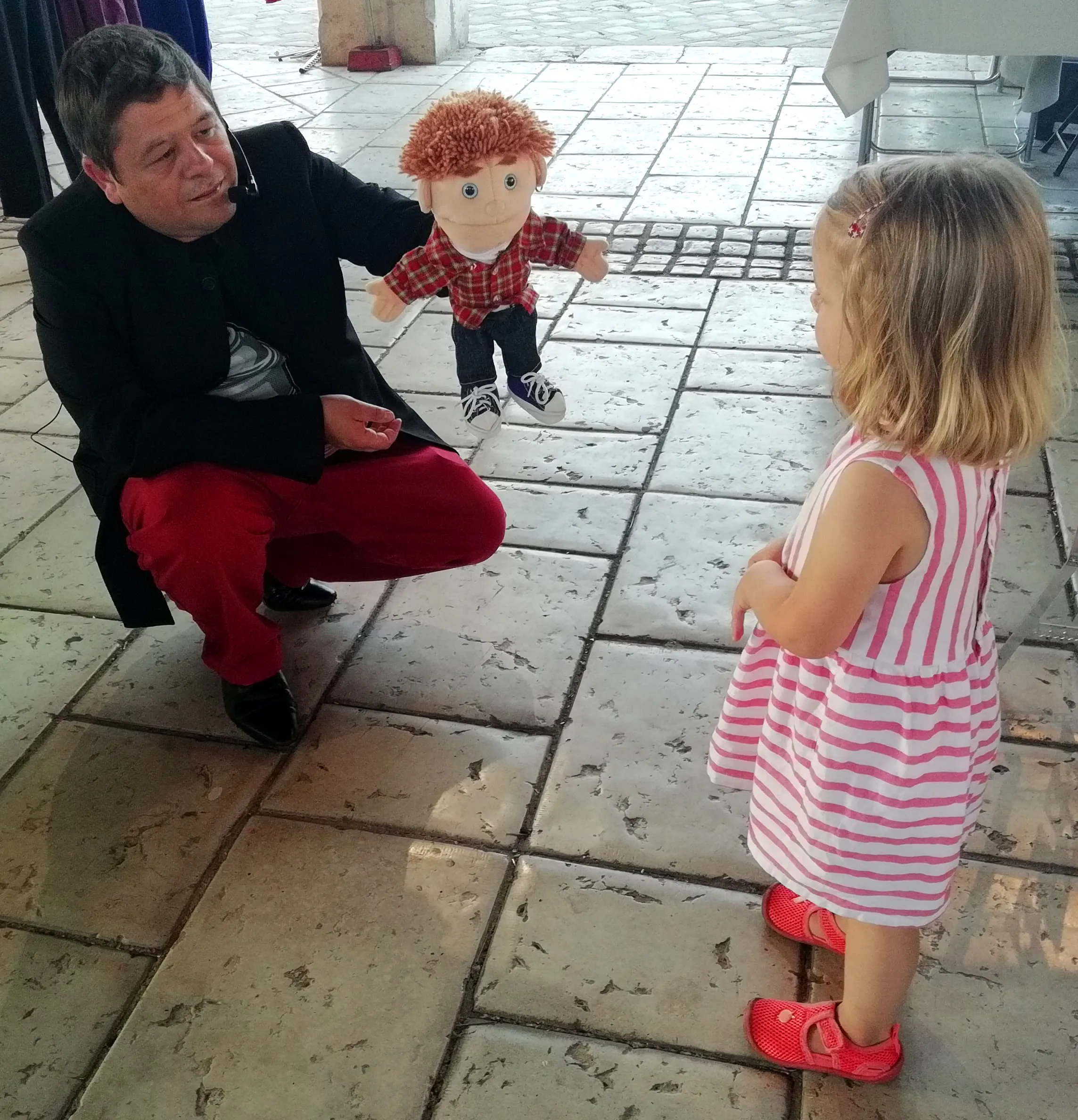 marché de noël avec le ventriloque julien rouge 