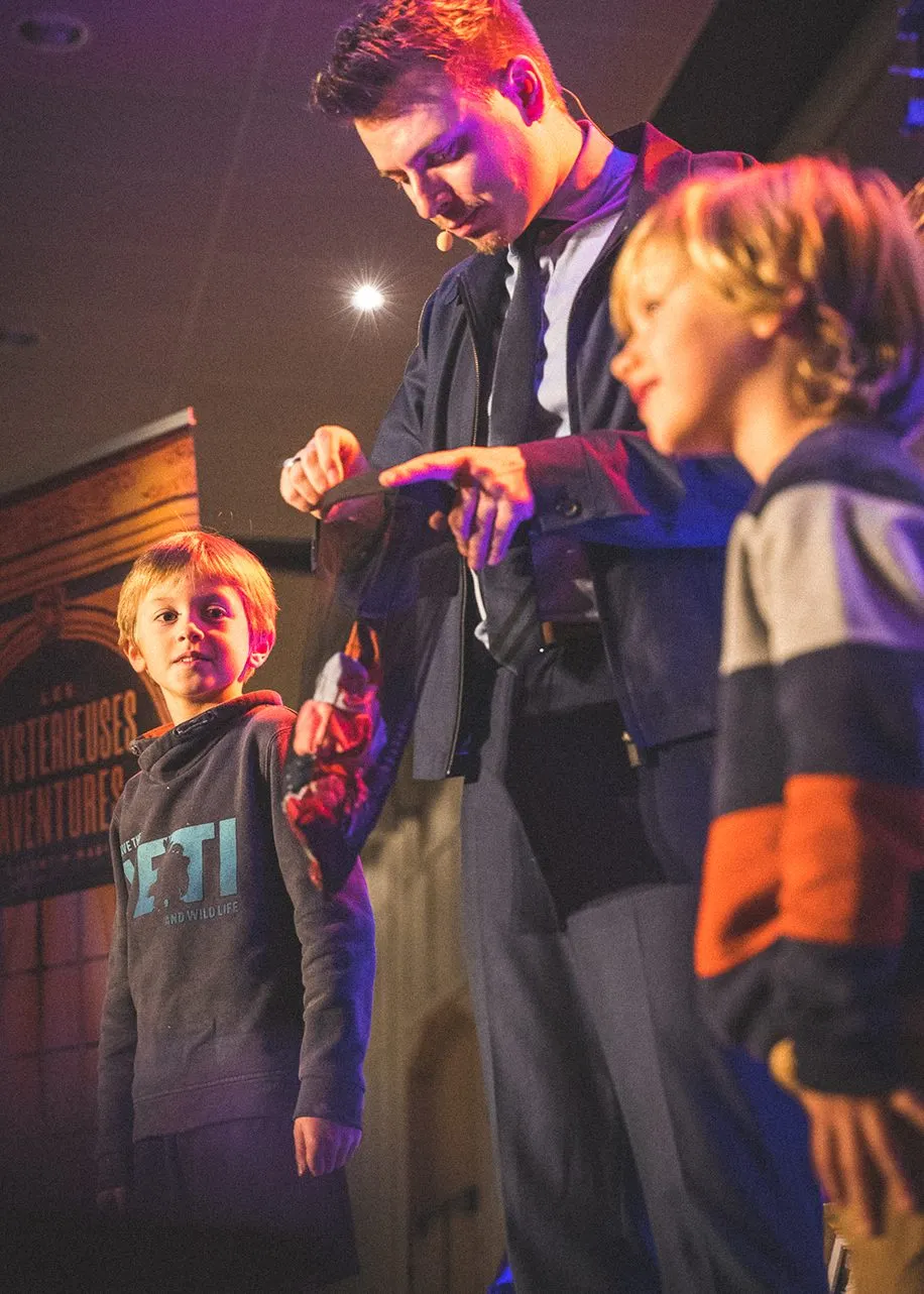 Valentin magicien pour les arbres de noël à Lille