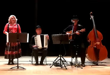 Volga-Loire Spectacle Musical Slave et danseuses Russes  