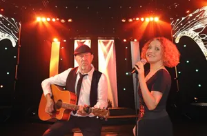 Lydia Moreno chanteuse et Abdel Krouni du groupe Mikado duo pop Rock guitare voix acoustique soirée concert dans le Gard ambiance moderne et swing