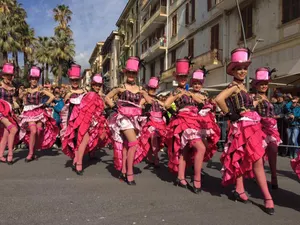 Lolipop danseuses professionnelles moulin rouge Frenchy cancan corso déambulation spectacle de rue carnaval fête du citron mimosas Menton Sanremo