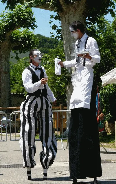 les serveurs à Dun le chef de rang et un serveur 