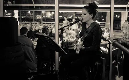 Photo de Fabiola, chanteuse et guitariste