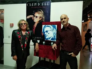 le peintre performer Zapata et sa Marionnette Qui Peint en ouverture du concert de Christophe