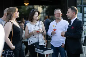 magicien close-up pour un mariage, un séminaire, un anniversaire, repas de famille, inauguration avec Sébastien ladruze qui fait participer les invités dans l'Yonne 89, en Seine et marne 77, L'aube 10, Saône et Loire 71, cote d'or 21, Nièvre 58, Loiret, les Yvelines 78, Essonne 91, val de marne 94