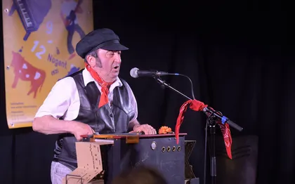 Photo de Jean-Claude Poète à l'orgue de barbarie / LOIRE