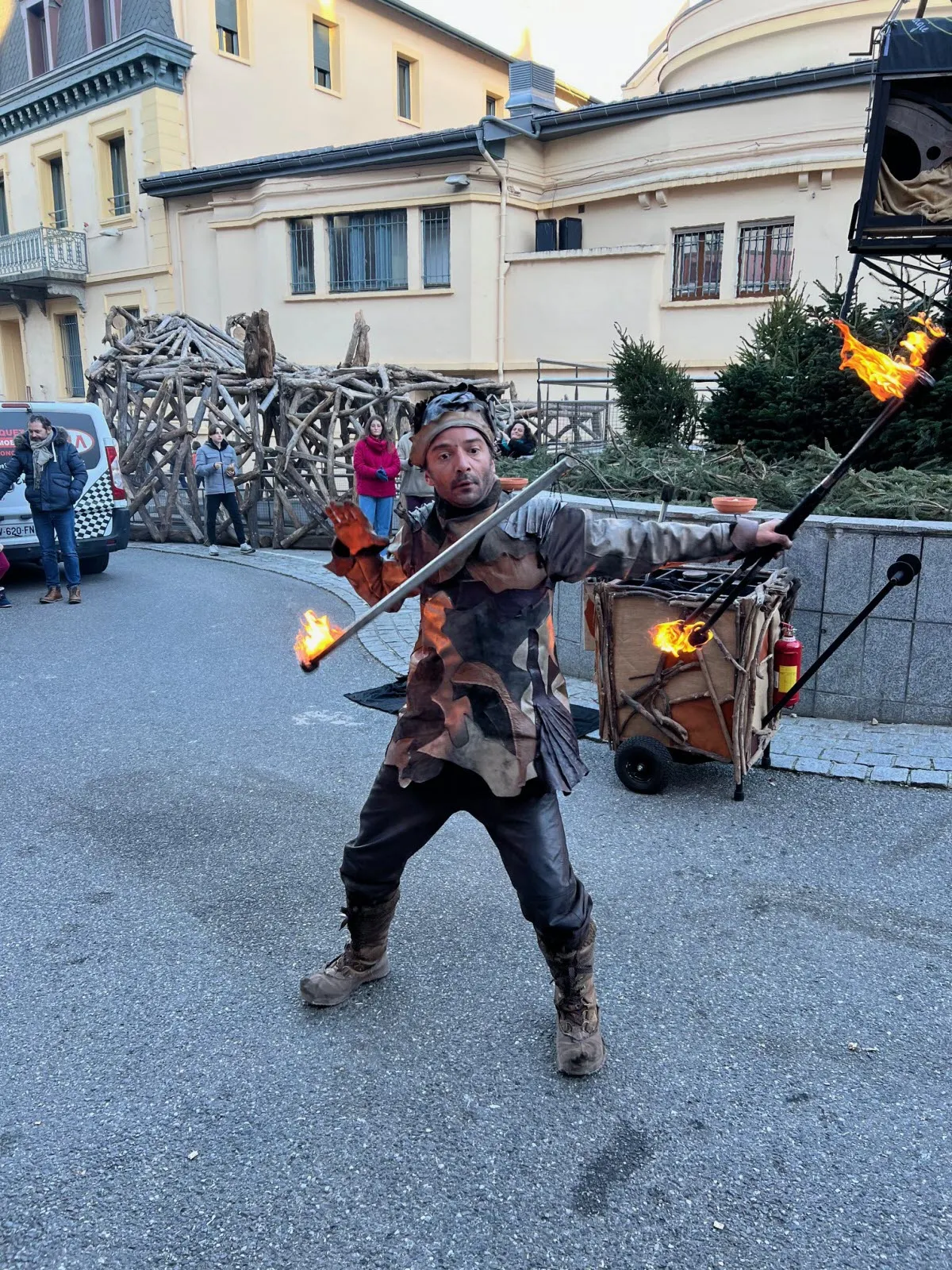 NORBERT Artiste jongleur et cracheur de feu de Savoie et Haute-Savoie 