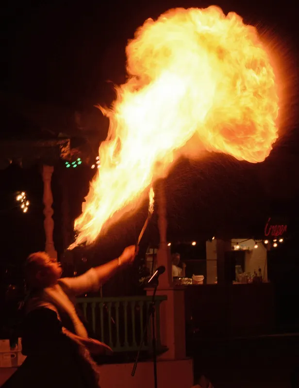 fakir cracheur de feu, effets pyrotechniques