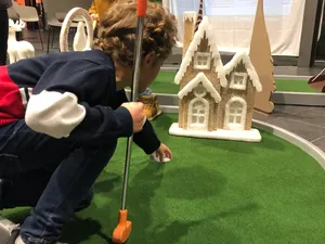 Le Mini-Golf du Père Noël est une activité ludique et familiale qui réunit petits et grands autour d’un moment joyeux et partagé. Une façon festive et innovante de célébrer Noël dans la bonne humeur !