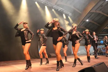 LOLIPOP - SPECTACLE REVUE CABARET DANSEUSES CHANTEURS INTINERANT