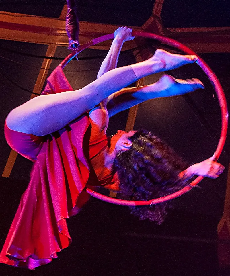Numéro de cerceau airean  avec l'artiste chilienne Betarice