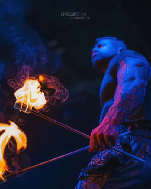 Manipulation torches de feu.