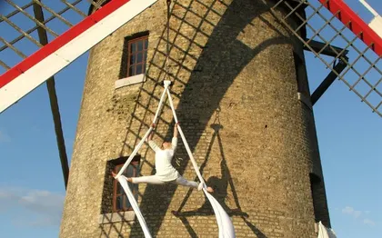 Photo de Les Anonymes tp - Théâtre chanson - Animation de rue ...CALAIS