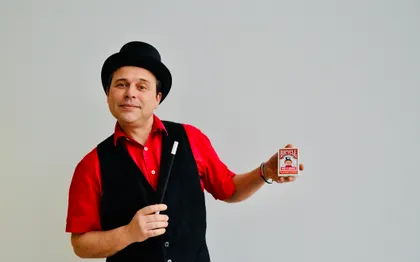 Photo de Ludovic CHARROS, Magicien Echassier et Jeux en bois / Isère
