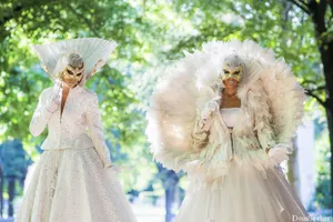 Echassiers lumineux Blancs animation spectacle parade musicale lumineuse déambulation noël fêtes  mariage évènementiel corporate réveillon nouvel an salon anniversaire fete festival cocktail accueil soirée dansante festival mariage anniversaire réveillon nouvel an saint valentin carnaval paris bordeaux nantes lyon nice monaco toulouse lille chartres orléans