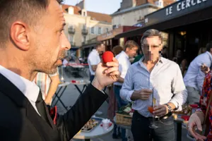 magicien close-up pour un mariage, un séminaire, un anniversaire, repas de famille, inauguration avec Sébastien ladruze dans l'Yonne 89, en Seine et marne 77, L'aube 10, Saône et Loire 71, cote d'or 21, Nièvre 58, Loiret, les Yvelines 78, Essonne 91, val de marne 94
