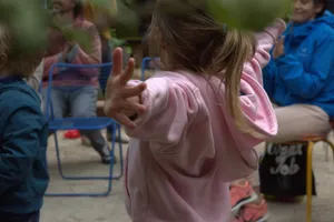 Une jeune fille entrain de danser au jardin de la Dhuis à Bagnolet