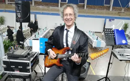 Photo de Guitariste chanteur animateur avec sono / PARIS / ILE DE FRANCE