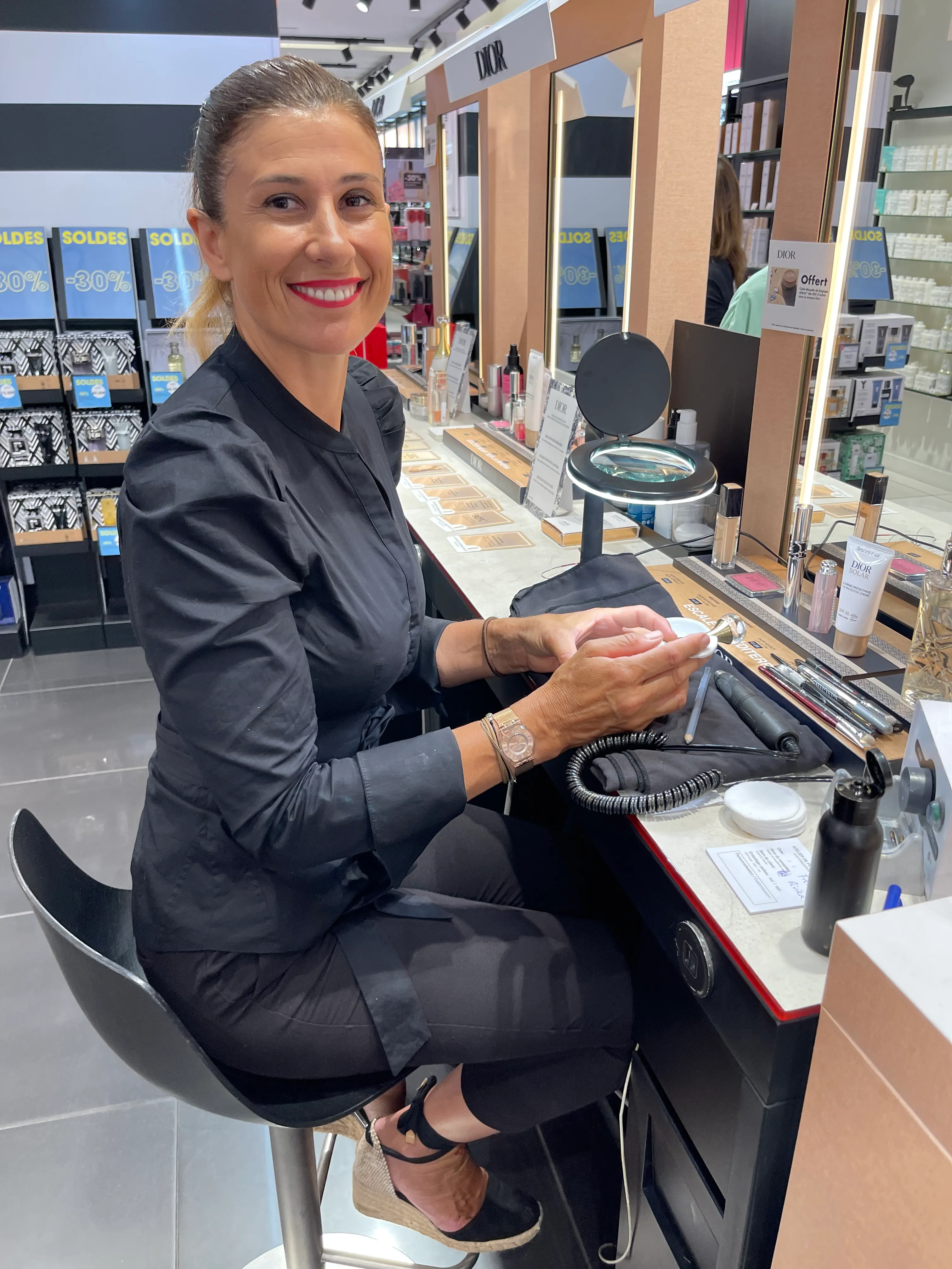 La calligraphe/graveuse en podium