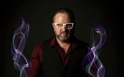 Photo de Sébastien H , l'Hypnotiseur aux lunettes blanches