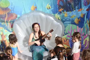 Galatée la sirène chanteuse accompagnée de son ukulélé, pour vos évènements !