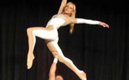 Photo de DUO ACROPOLE - SPECTACLE DE CONTORSIONS - ACROBATE - STE COLOMBE DE VILLENEUVE