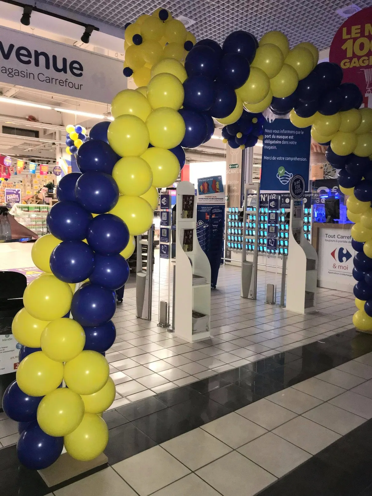 Arche ballons magasin entrée