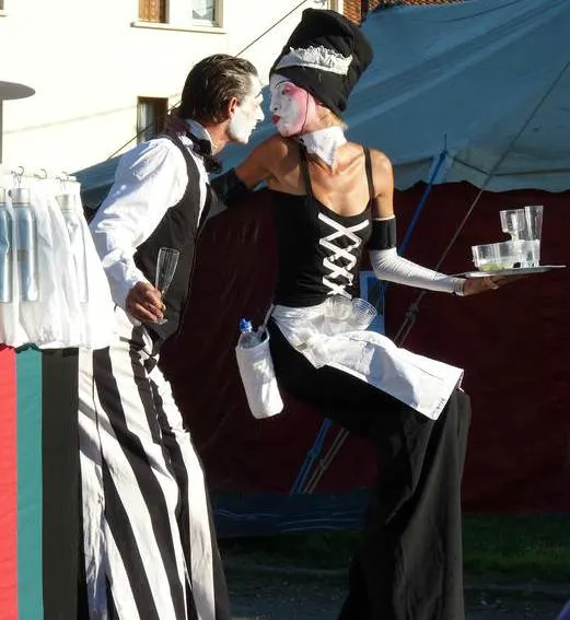 Les serveurs échasses Saint Giron "le baiser"