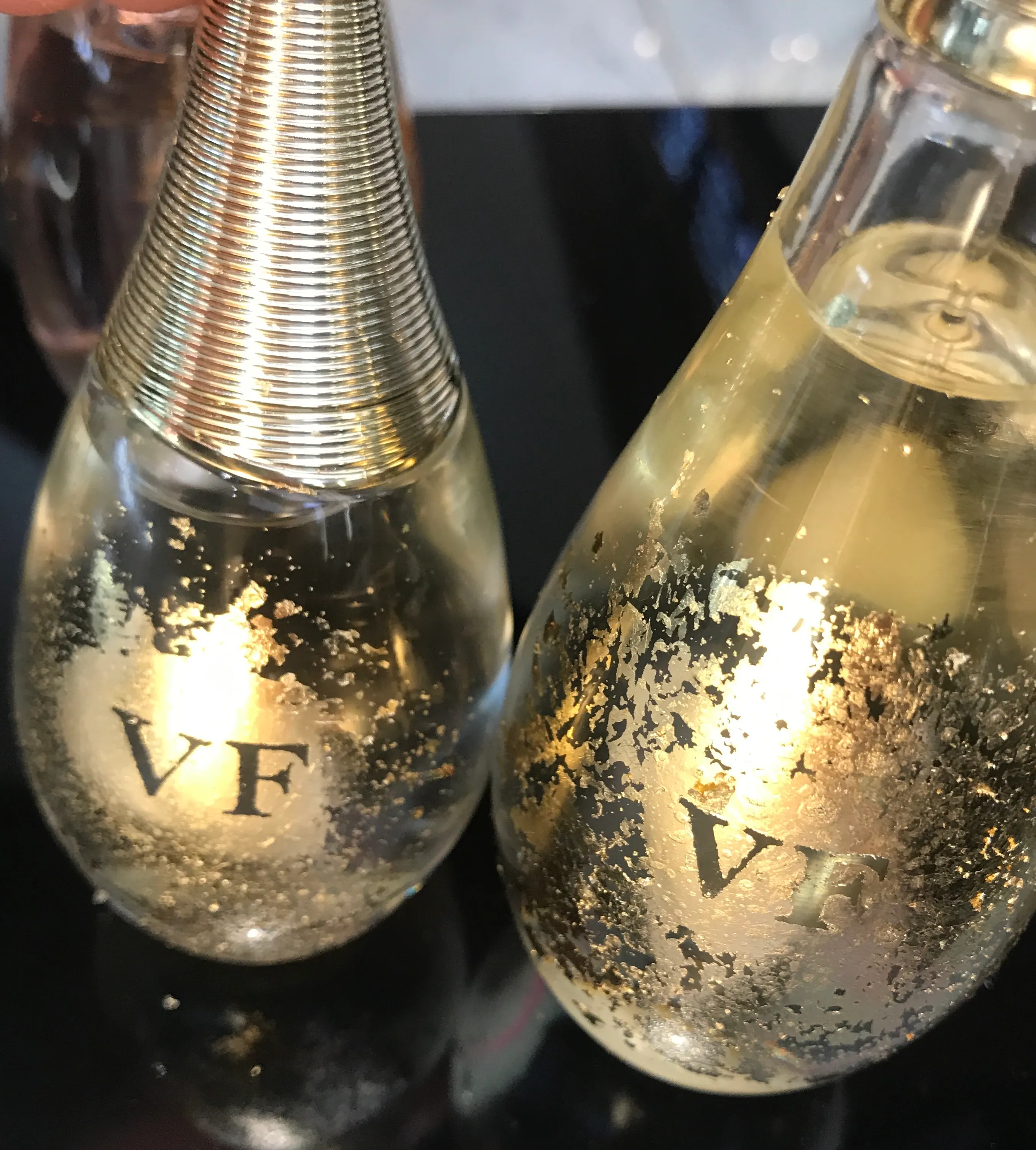 Feuille d’or avec initiales sur flacon