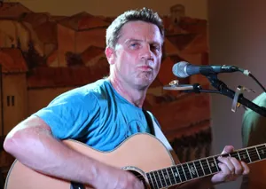 Patrick au chant et à la guitare acoustique